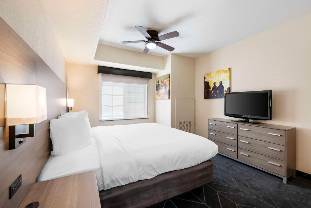 Family Room with One King Bed and Two Single Beds - Non-Smoking interior